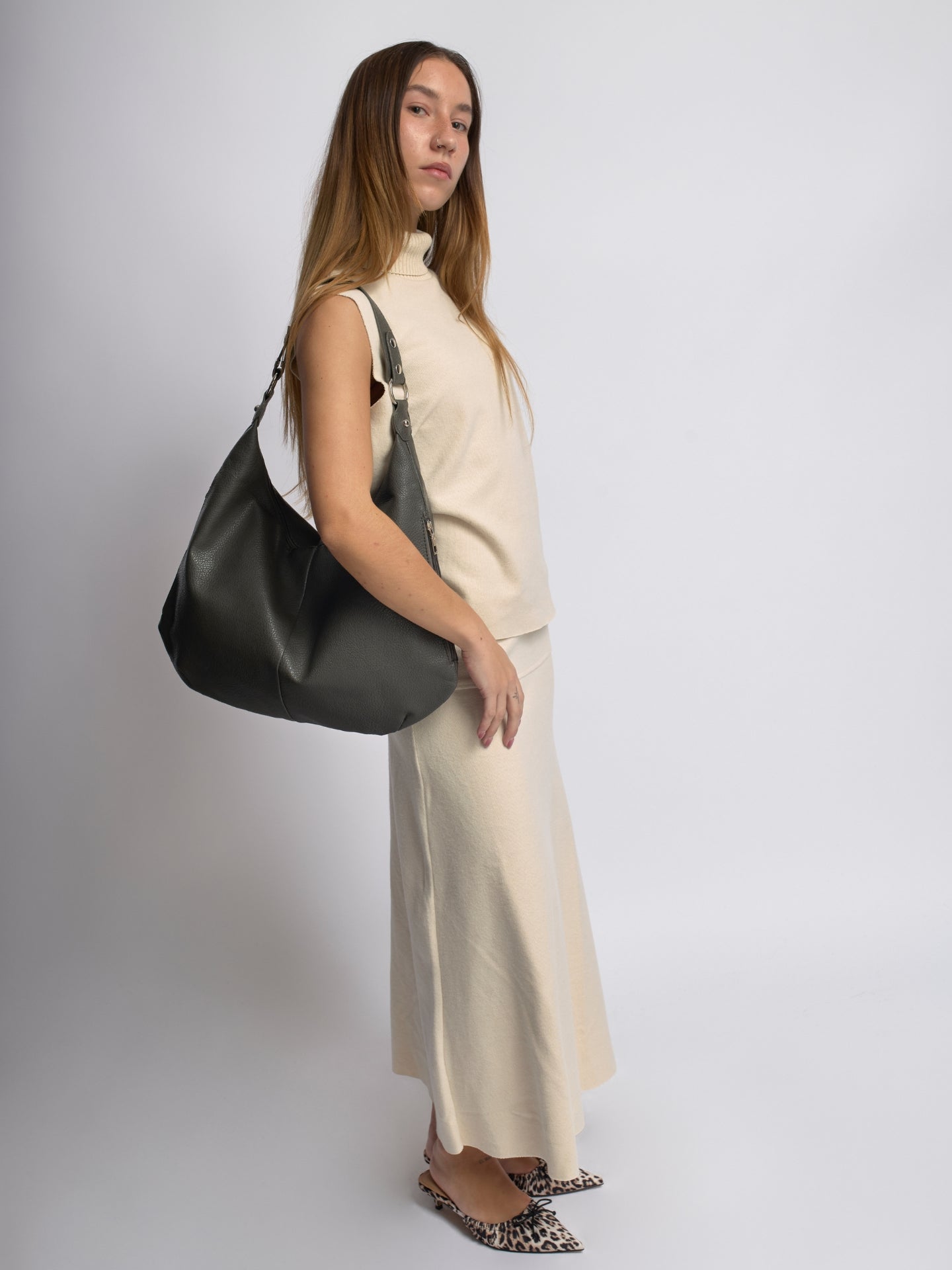 HANDBAG | SOFT LEATHER HOBO BAG WITH METAL RING DETAILS