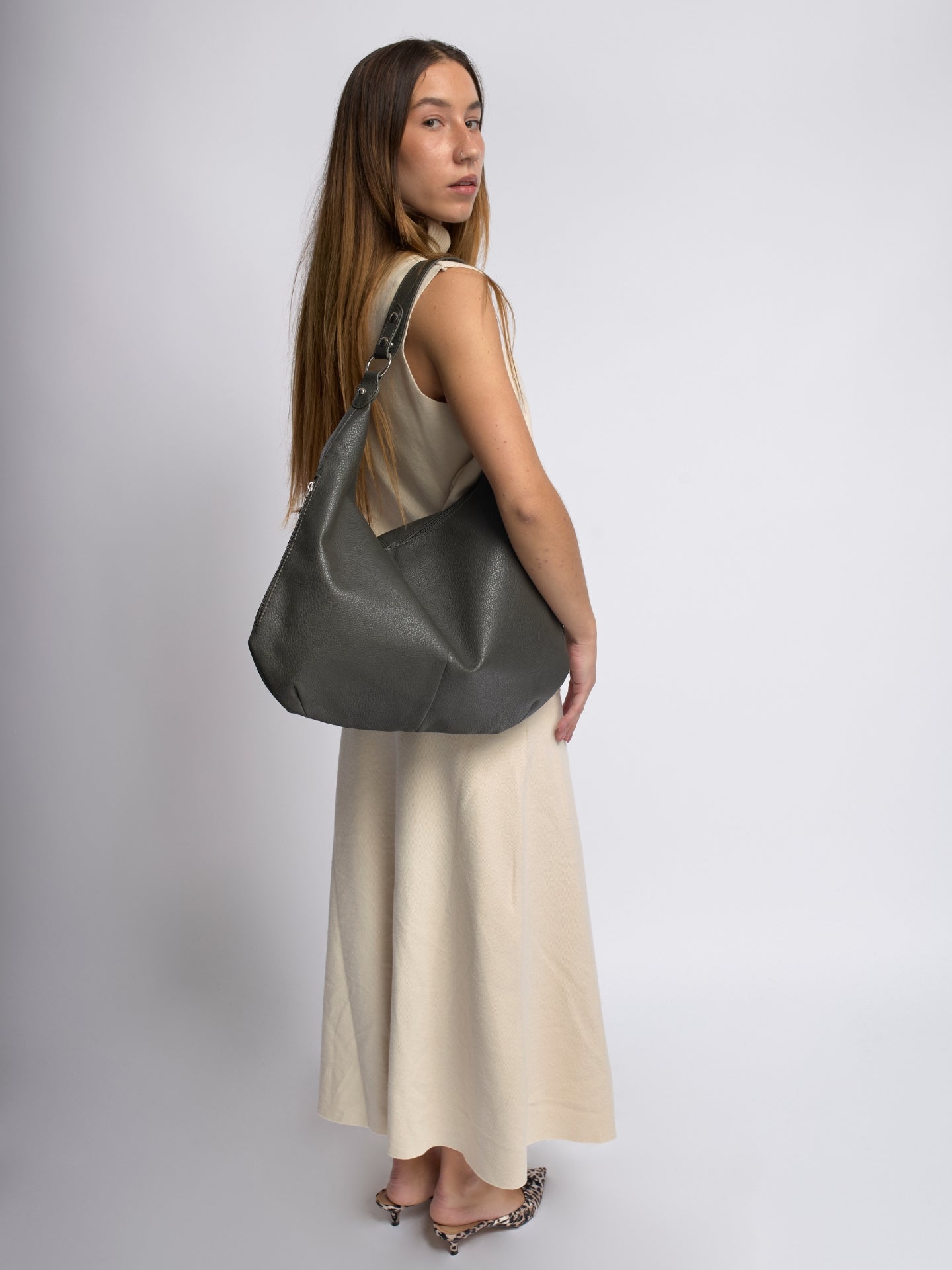 HANDBAG | SOFT LEATHER HOBO BAG WITH METAL RING DETAILS