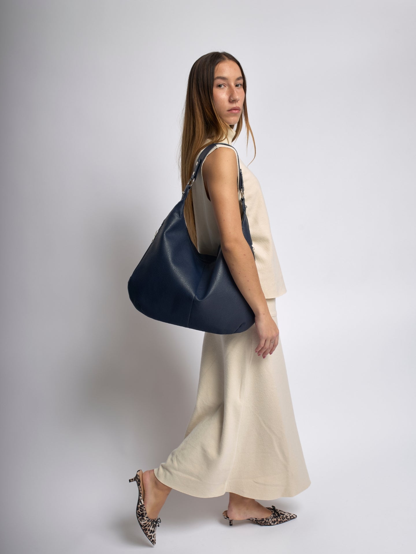HANDBAG | SOFT LEATHER HOBO BAG WITH METAL RING DETAILS
