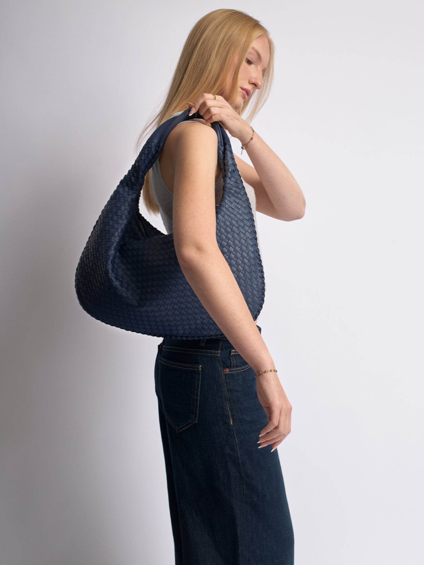 HANDBAG | WOVEN LEATHER HOBO BAG WITH SOFT STRUCTURE