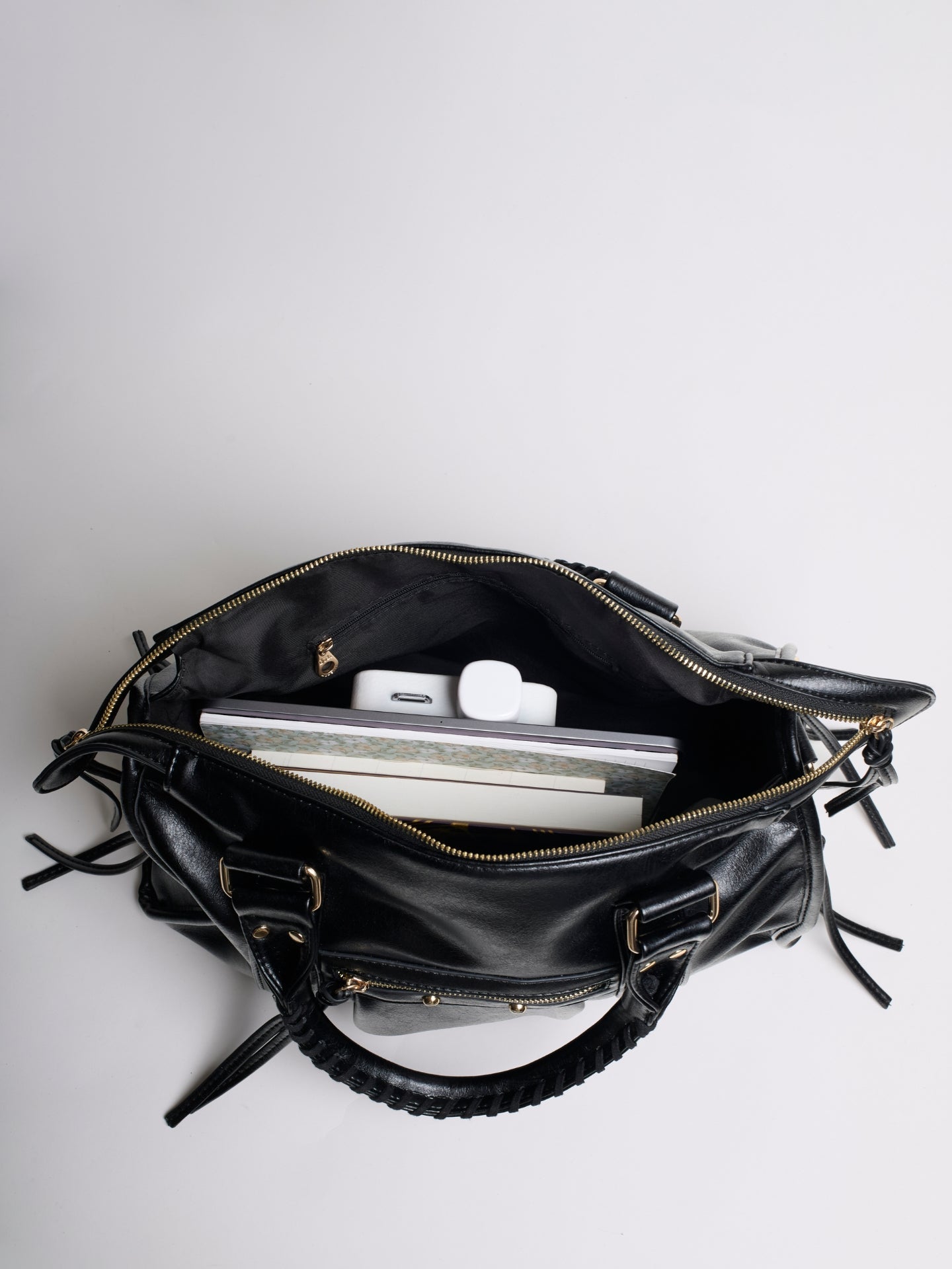 HANDBAG | STRUCTURED BOWLER BAG WITH ZIP POCKETS AND METAL DETAILS